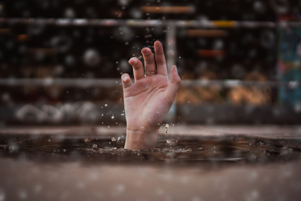 Hand boven water, als beeld bij een positie die onder water staat