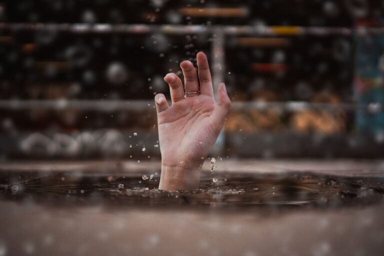 Hand boven water, als beeld bij een positie die onder water staat